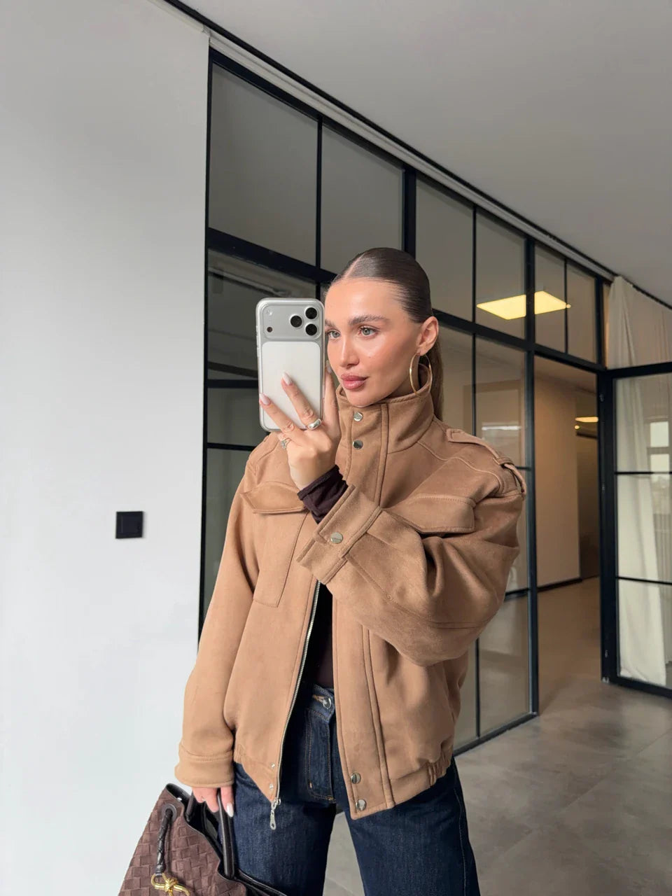 Marque/Produit : Blouson femme, bomber femme, veste simili cuir, veste marron, veste col montant, blouson motard (si les détails s'y prêtent).
Style/Esthétique : Moderne, urbain, casual chic, edgy, décontracté, tendance, streetwear, masculin-féminin.