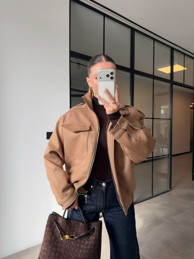 Marque/Produit : Blouson femme, bomber femme, veste simili cuir, veste marron, veste col montant, blouson motard (si les détails s'y prêtent).
Style/Esthétique : Moderne, urbain, casual chic, edgy, décontracté, tendance, streetwear, masculin-féminin.