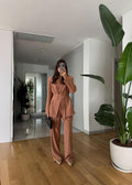 Découvrez l'incarnation de l'audace et de l'élégance avec notre Ensemble Tailleur "Éclat Terracotta", une pièce maîtresse sophistiquée conçue pour la femme moderne qui ne craint pas de se démarquer. Cet ensemble complet, composé d'un blazer raffiné et d'un pantalon fluide, est taillé pour affirmer votre présence avec une touche de luxe et de confiance.

Le Blazer "Impact Terracotta" :
Ce blazer structuré est la pièce maîtresse de l'ensemble. Sa coupe ajustée et élégante est mise en valeur par un col à rever
