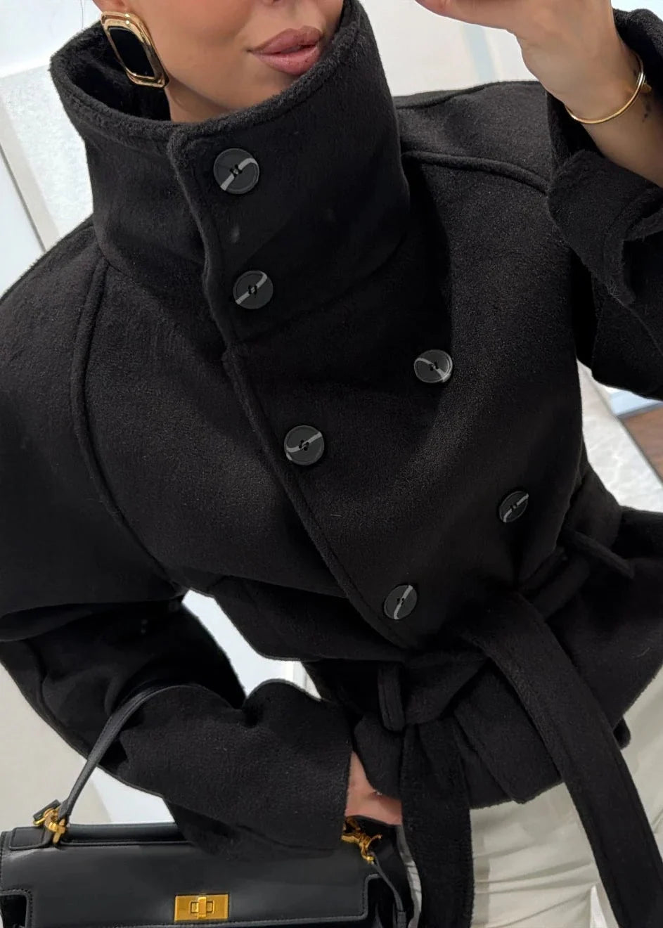 Marque/Produit : Veste courte femme, blouson femme, veste ceinturée, veste noire, caban court (si style similaire), veste mi-saison, veste hiver légère.
Style/Esthétique : Chic, élégant, moderne, sophistiqué, minimaliste, intemporel, urbain, décontracté chic.
Couleur/Matière : Noir, uni, drap de laine, feutre, laine mélangée, polyester épais.
Caractéristiques : Col montant, ceinture à nouer, double boutonnage, manches longues, coupe courte, coupe blouson, poches latérales (si visibles).
Occasion : Quotidien