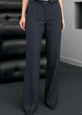pantalon à rayures femme – pantalon bleu marine femme – tailleur femme élégant – pantalon workwear femme – ensemble tailleur Stockholm Fashion – pantalon droit fluide femme – pantalon de bureau chic – tenue professionnelle féminine – pantalon rayé tendance – look business femme