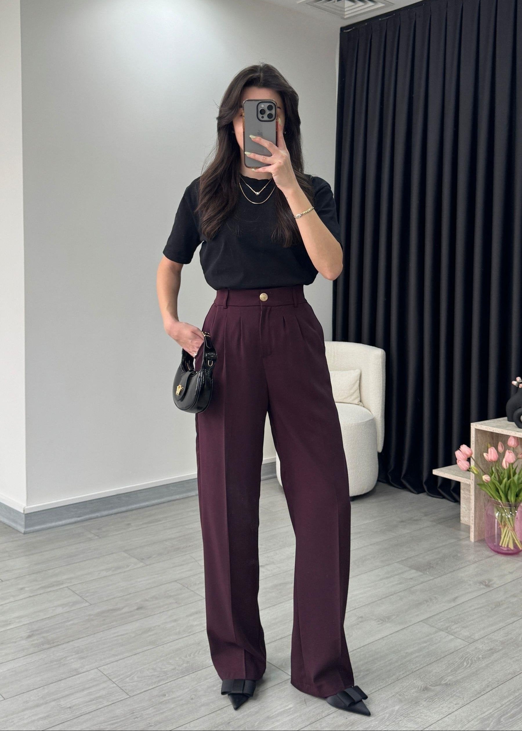 pantalon bordeaux, pantalon lie-de-vin, pantalon large, pantalon fluide, pantalon taille haute, mode femme, vêtement femme, couleur tendance, chic, élégant, confort, polyvalent, pantalon à plis, bouton doré.