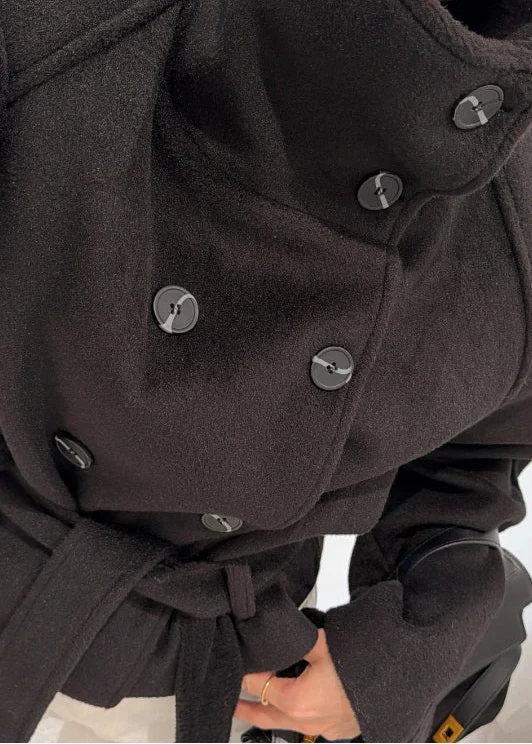 Marque/Produit : Veste courte femme, blouson femme, veste ceinturée, veste noire, caban court (si style similaire), veste mi-saison, veste hiver légère.
Style/Esthétique : Chic, élégant, moderne, sophistiqué, minimaliste, intemporel, urbain, décontracté chic.
Couleur/Matière : Noir, uni, drap de laine, feutre, laine mélangée, polyester épais.
Caractéristiques : Col montant, ceinture à nouer, double boutonnage, manches longues, coupe courte, coupe blouson, poches latérales (si visibles).
Occasion : Quotidien