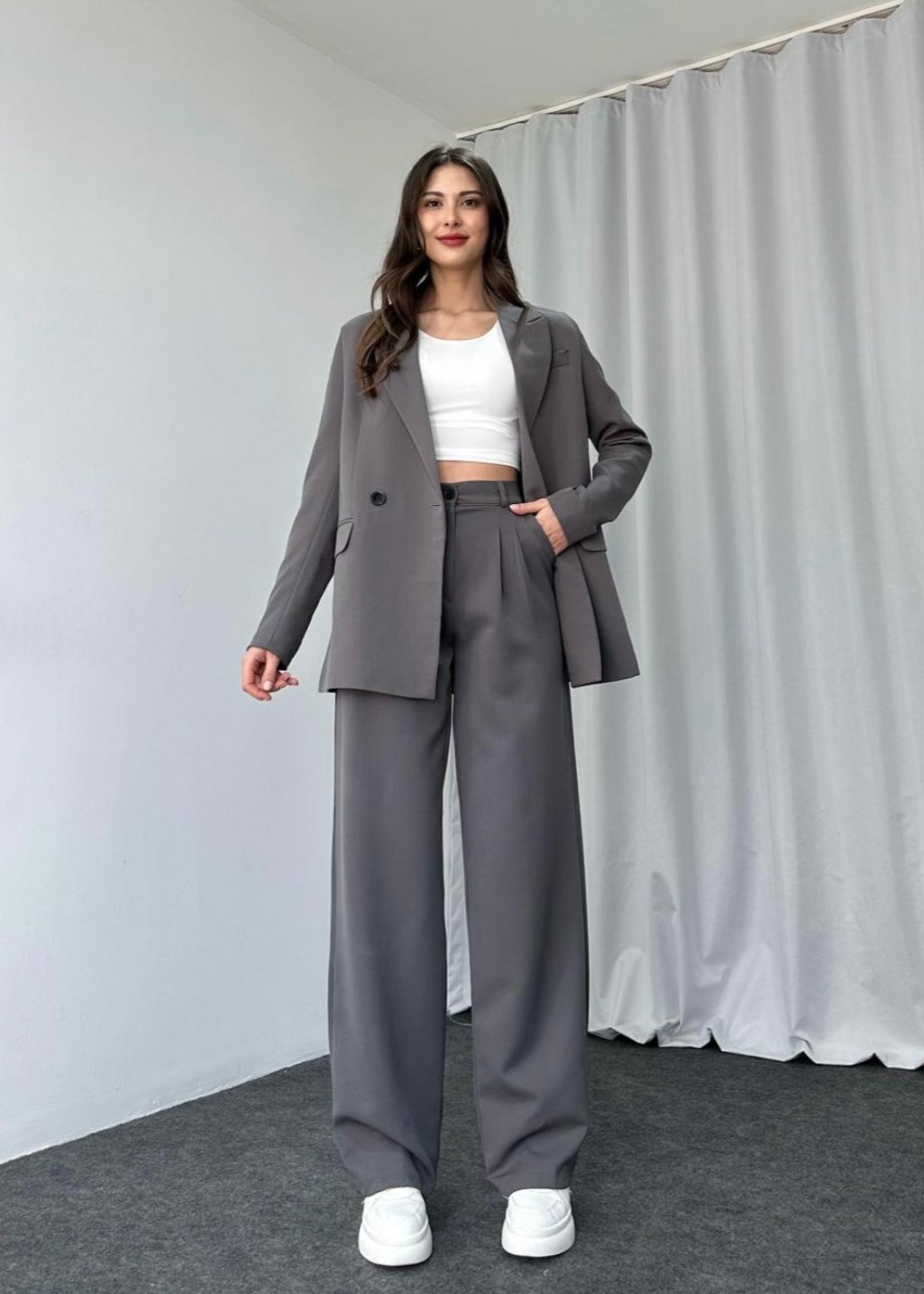ensemble tailleur gris foncé stylé audacieux 