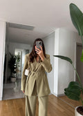 Découvrez l'incarnation de l'audace et de l'élégance avec notre Ensemble Tailleur "Éclat Kaki Clair", une pièce maîtresse sophistiquée conçue pour la femme moderne qui ne craint pas de se démarquer. Cet ensemble complet, composé d'un blazer raffiné et d'un pantalon fluide, est taillé pour affirmer votre présence avec une touche de luxe et de confiance.

Le Blazer "Impact Kaki Clair" :
Ce blazer structuré est la pièce maîtresse de l'ensemble. Sa coupe ajustée et élégante est mise en valeur par un col à rever