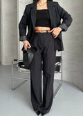 Marque/Produit : tailleur pantalon femme, ensemble blazer pantalon, costume femme, deux pièces femme, tailleur bleu marine, blazer rayé, pantalon droit.
Style/Esthétique : élégant, chic, professionnel, moderne, sophistiqué, business, formel, intemporel.