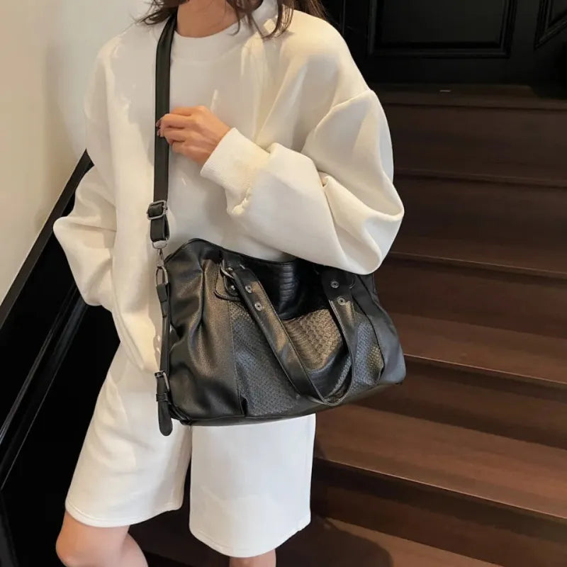 Grand sac à main bandoulière de cours imitation croco Manon