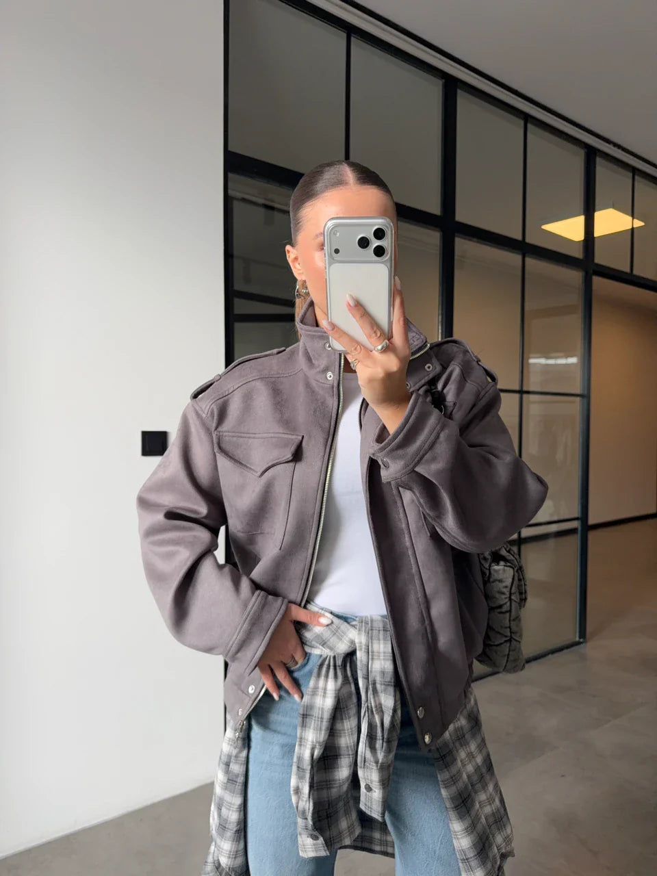 Marque/Produit : Blouson femme, bomber femme, veste simili cuir, veste marron, veste col montant, blouson motard (si les détails s'y prêtent).
Style/Esthétique : Moderne, urbain, casual chic, edgy, décontracté, tendance, streetwear, masculin-féminin.