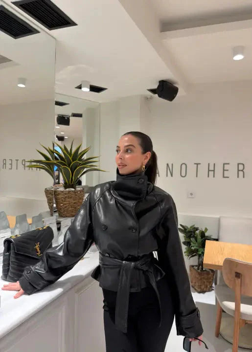 Marque/Produit : Veste femme, blouson femme, veste croisée, veste simili cuir, veste marron, veste ceinturée, veste biker (si le style s'y prête). Style/Esthétique : Chic, moderne, tendance, edgy, urbain, sophistiqué, décontracté chic, féminin, 