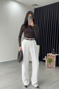 pantalon blanc, pantalon large, pantalon fluide, pantalon taille haute, mode femme, vêtement femme, style élégant, tendance, tenue été, chic, décontracté, polyvalent.