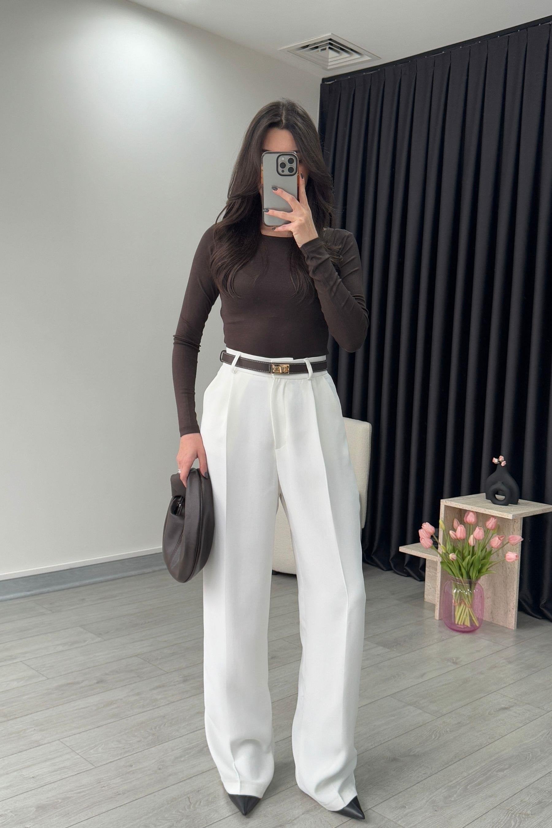 pantalon blanc, pantalon large, pantalon fluide, pantalon taille haute, mode femme, vêtement femme, style élégant, tendance, tenue été, chic, décontracté, polyvalent.