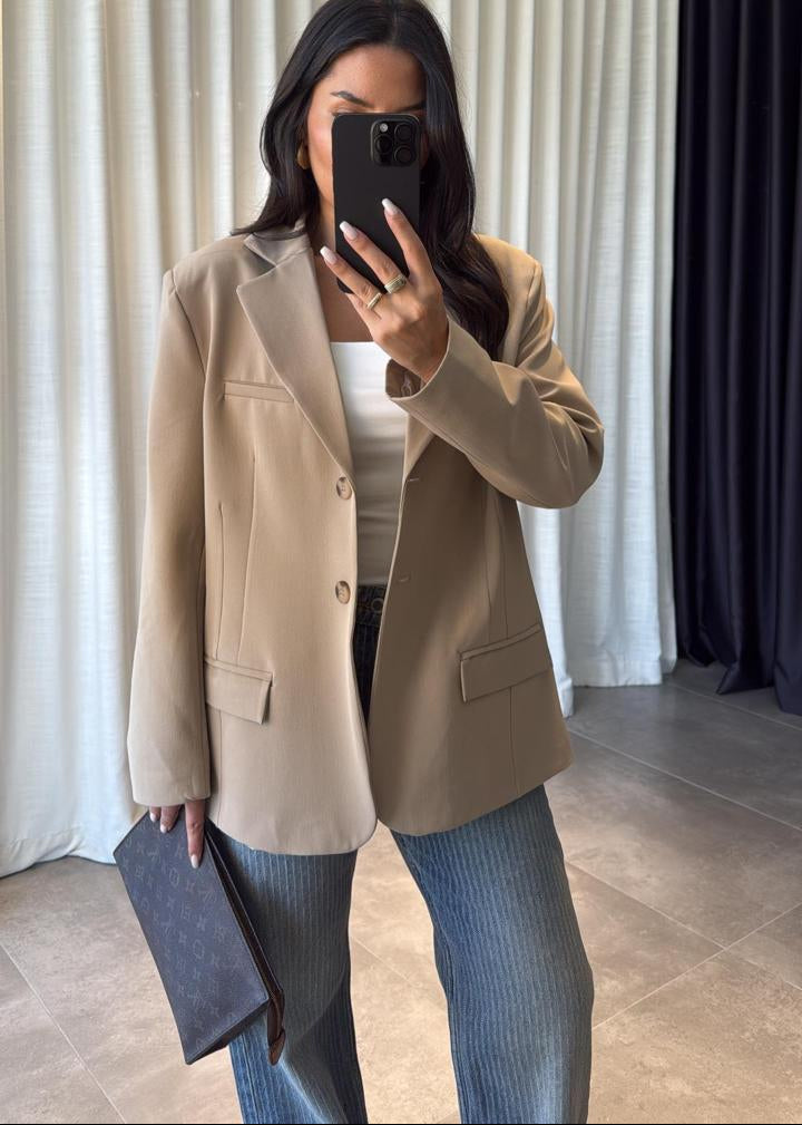 blazer femme, blazer oversize, veste beige femme, blazer tendance, mode femme, vêtement femme, chic décontracté, veste de bureau femme, Stockholm.ma, tenue professionnelle, style moderne, blazer long, veste printemps, veste automne, élégance féminine.v