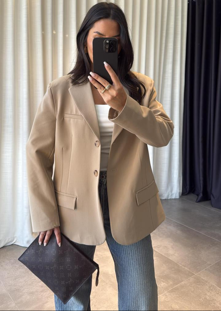 blazer femme, blazer oversize, veste beige femme, blazer tendance, mode femme, vêtement femme, chic décontracté, veste de bureau femme, Stockholm.ma, tenue professionnelle, style moderne, blazer long, veste printemps, veste automne, élégance féminine.
